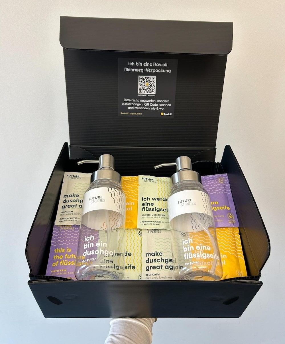 Foto einer wiederverwendbaren Ravioli-Verpackung gefüllt mit Produkten von Future Stories.
