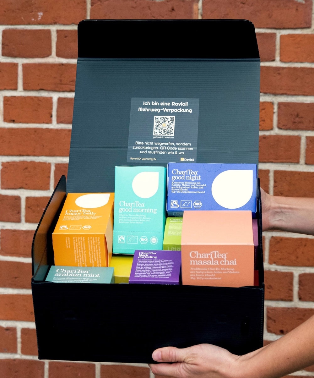 Foto einer wiederverwendbaren Ravioli-Verpackung gefüllt mit Produkten von Lemonaid und ChariTea.